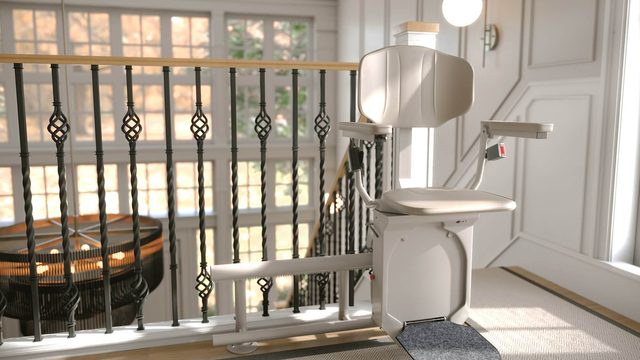 Eliva Treppenlift in Parkposition am oberen Treppenabsatz