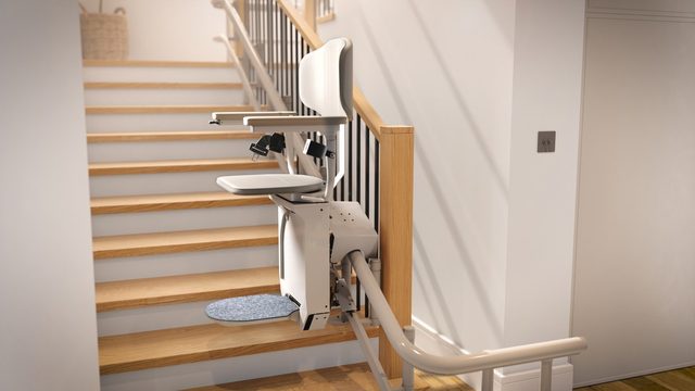 Eliva Treppenlift an einer hellen Holztreppe